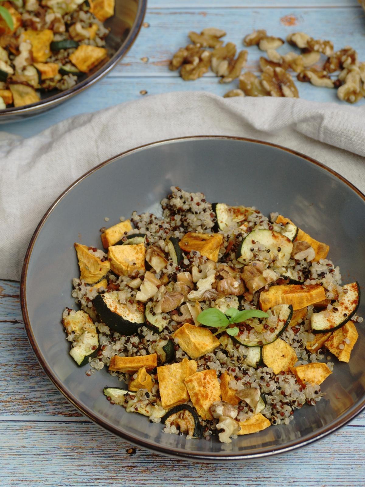 Quinoa-Salat mit gebackenen Süßkartoffeln und Zucchini 2