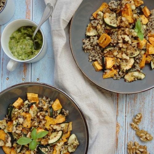 Quinoa-Salat mit gebackenen Süßkartoffeln und Zucchini Vogelperspektive