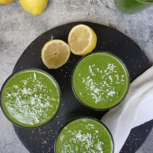 Veganer grüner Smoothie Vogelperspektive