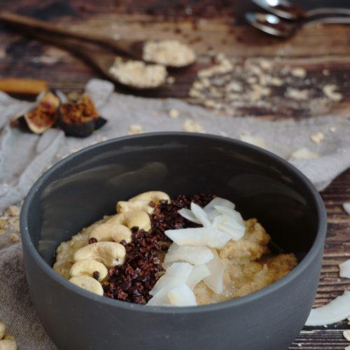 Veganer Kokos-Cashew-Porridge in der Schüssel