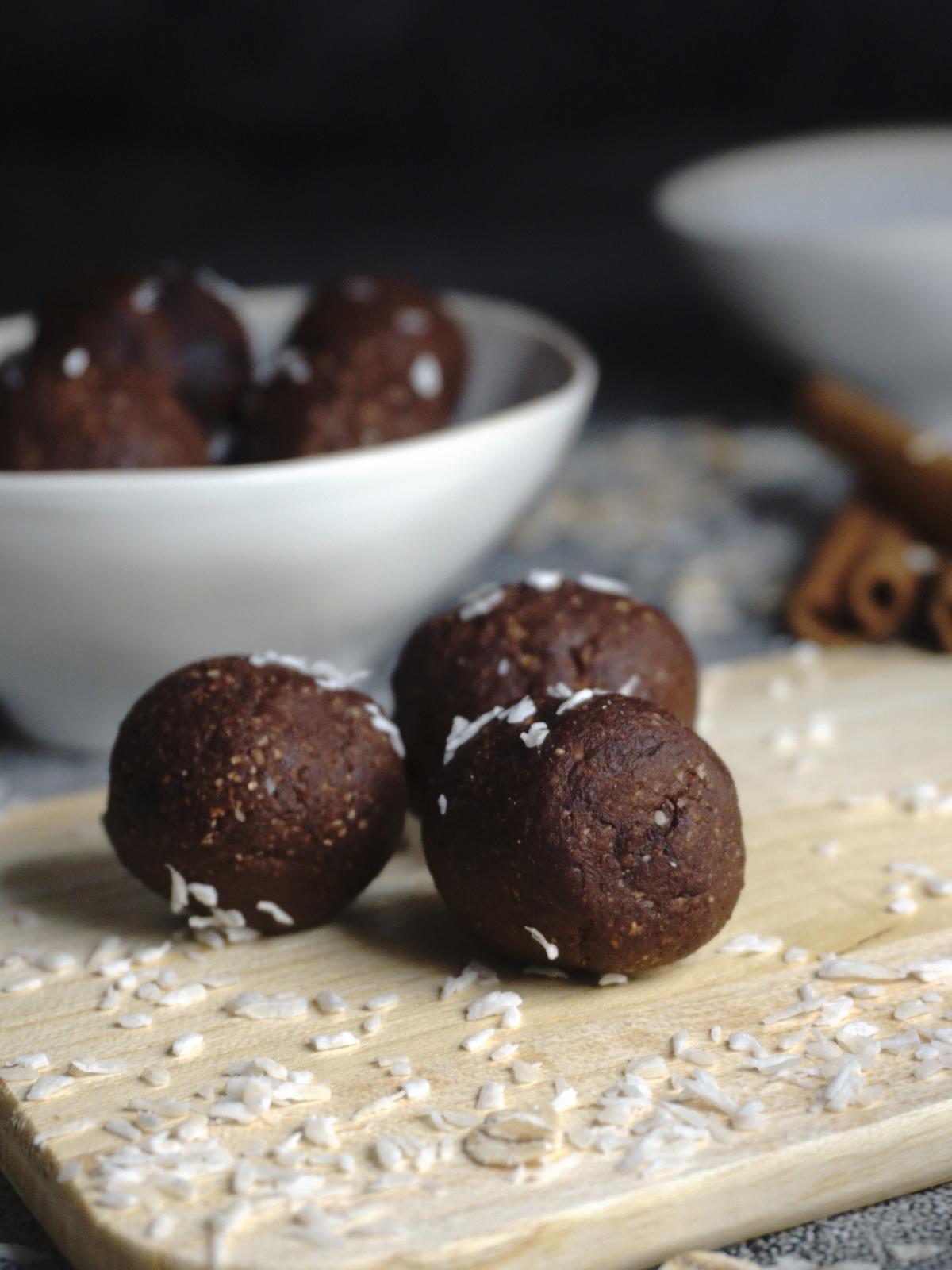 Vegan Chocolate Energy Balls Without Sugar 1