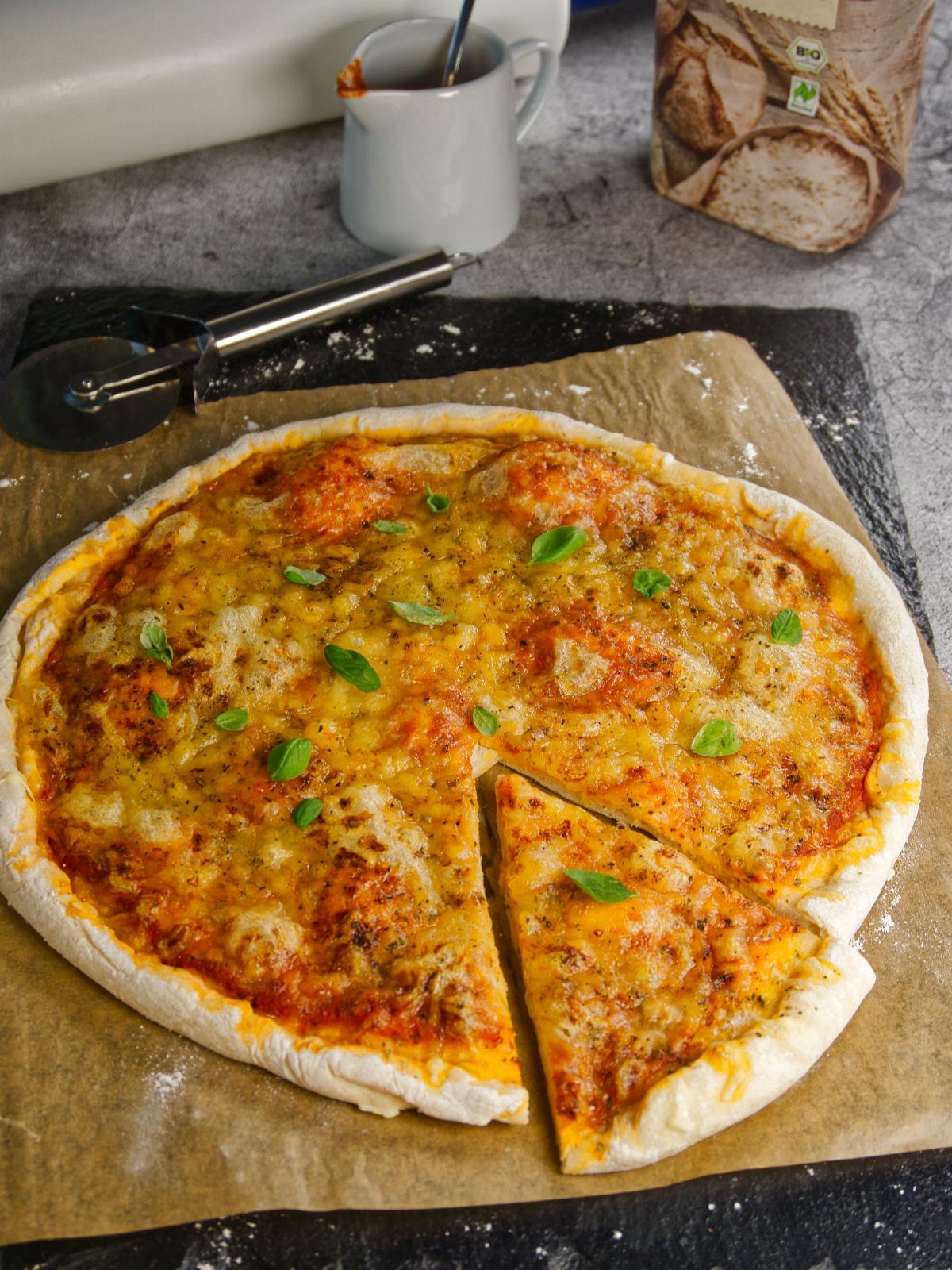 Pizza Margherita mit Dinkelmehl 3